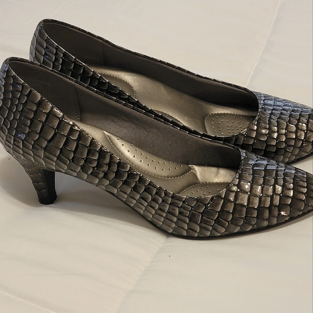 Coach And Four Pumps Heels Sz 10 Gray/Black Reptile Print  Shoes Low Heels